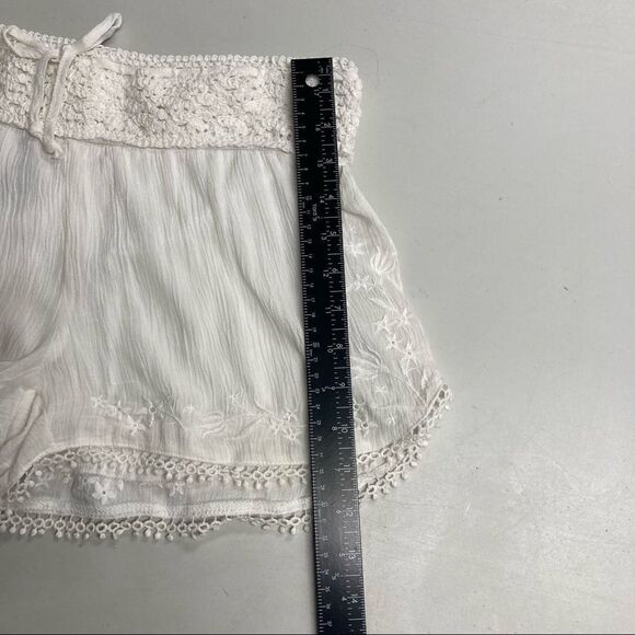RUE 21 Women’s White Crepe Floral Crochet Shorts Size Small - Picture 10 of 11